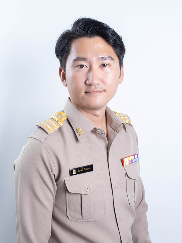 นายชัยวัฒน์ ไทยมอญ